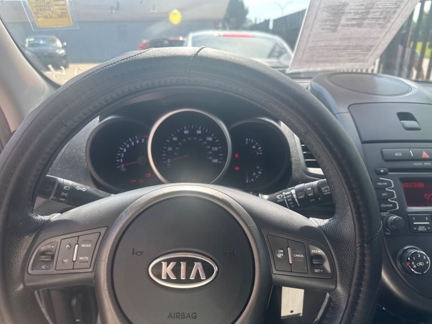 2012 GRAY /BLACK Kia Soul + 4dr Crossover 6A (KNDJT2A69C7) with an 2.0L 4 CYL I4 engine engine, AUTOMATIC 6-SPEED transmission, located at 2001 E. Lancaster, Ft. Worth, 76103, (817) 336-7000, 32.746181, -97.301018 - Photo#12